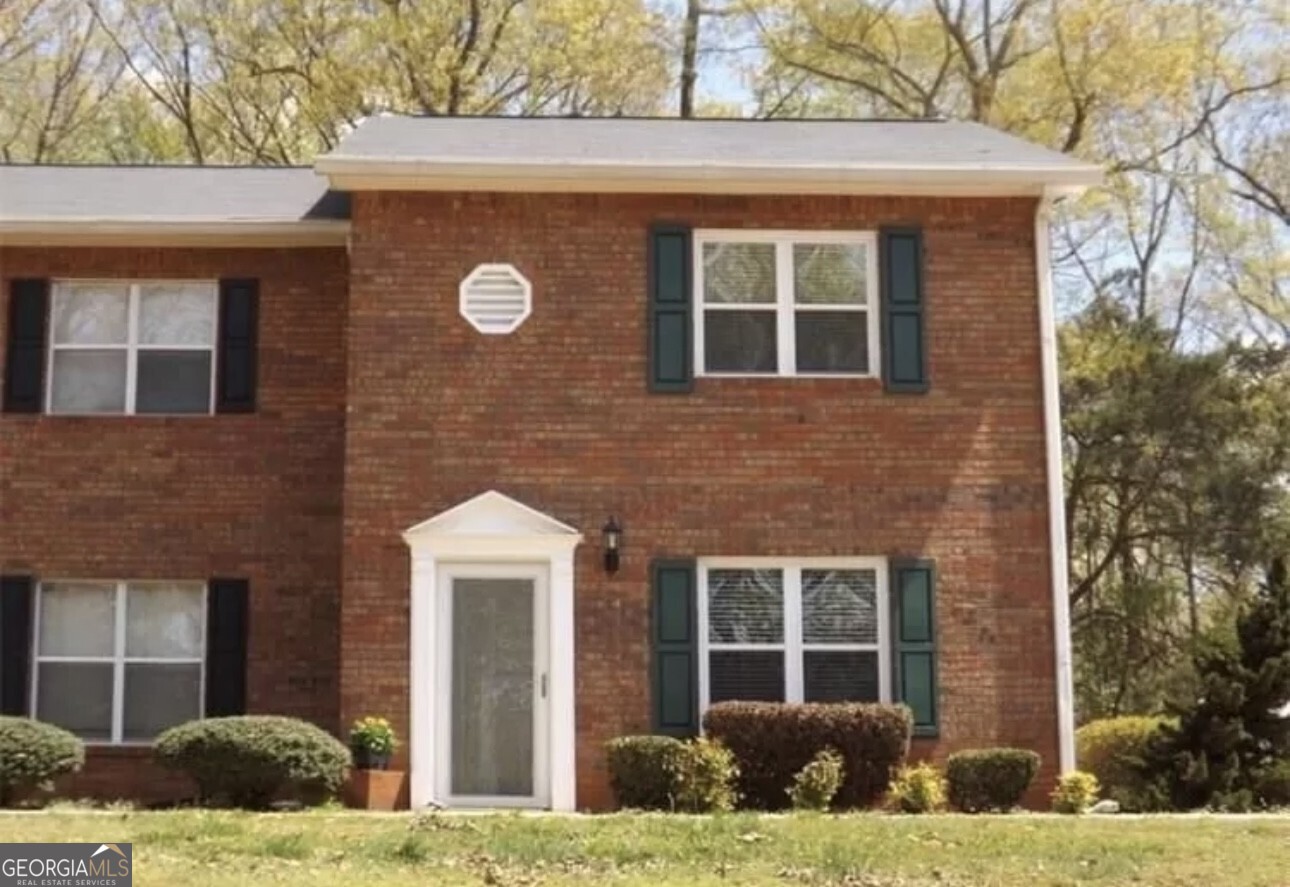 Move-in ready home located in a quiet community in the North Hall area. Well-kept home, professionally cleaned, 2 bedrooms on the upper level and plenty of space on the main floor. Call to schedule an appointment.