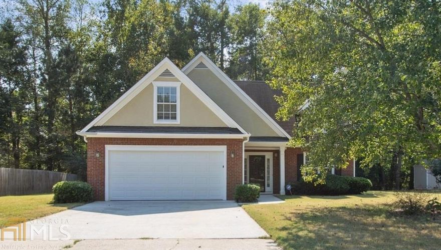 This traditional 2 story in desirable West Cobb is just what you've been looking for. Move-in ready with it's unique floorplan and updated flooring & paint. Features of the home include a 2 story great rm, columned entry to dining, bright kitchen, master on main, large loft area overlooking family rm, fenced in yard & 2 car garage. Large secondary bedrooms upstairs & there is an attic rm entrance for extra storage. Enjoy the swim/tennis amenities in the Hillgrove High School district. Conveniently located min from 75, shopping & restaurants, this will not disappoint!
