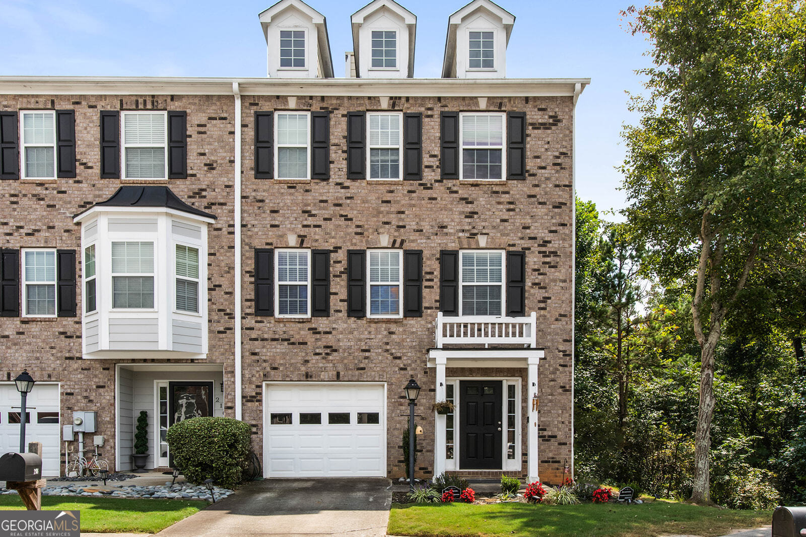 End Unit Townhome in highly sought after Millgate Crossing. Minutes from Mall of Georgia. Located in a cul-de-sac, this two bedroom, 2.5 bath home is a must see. Hardwood floors on the main level and carpet replaced less than 6 months ago on the top floor. These townhomes don't last long, schedule your showing today!