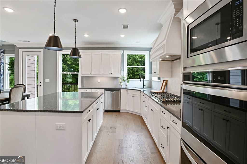 3525 Montebello PKWY