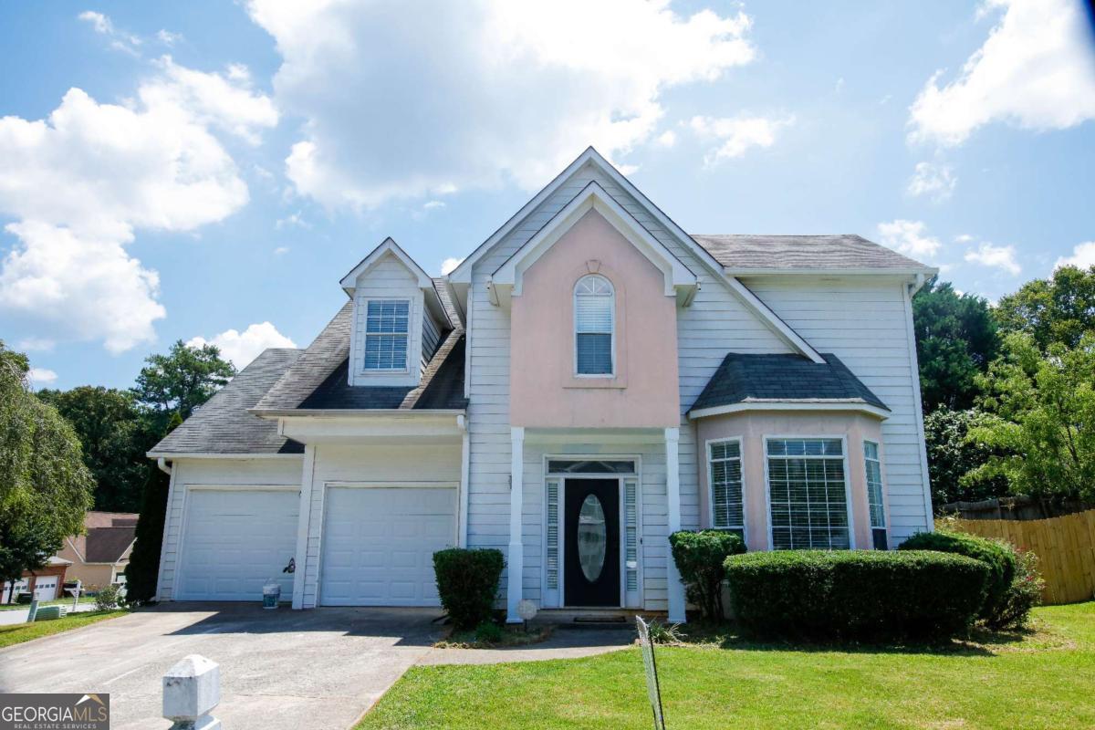 Fantastic Corner Lot home conveniently located in Duluth! Close to shopping, school, restaurants, and I-85. Newly updated kitchen and hardwood floors throughout the house.