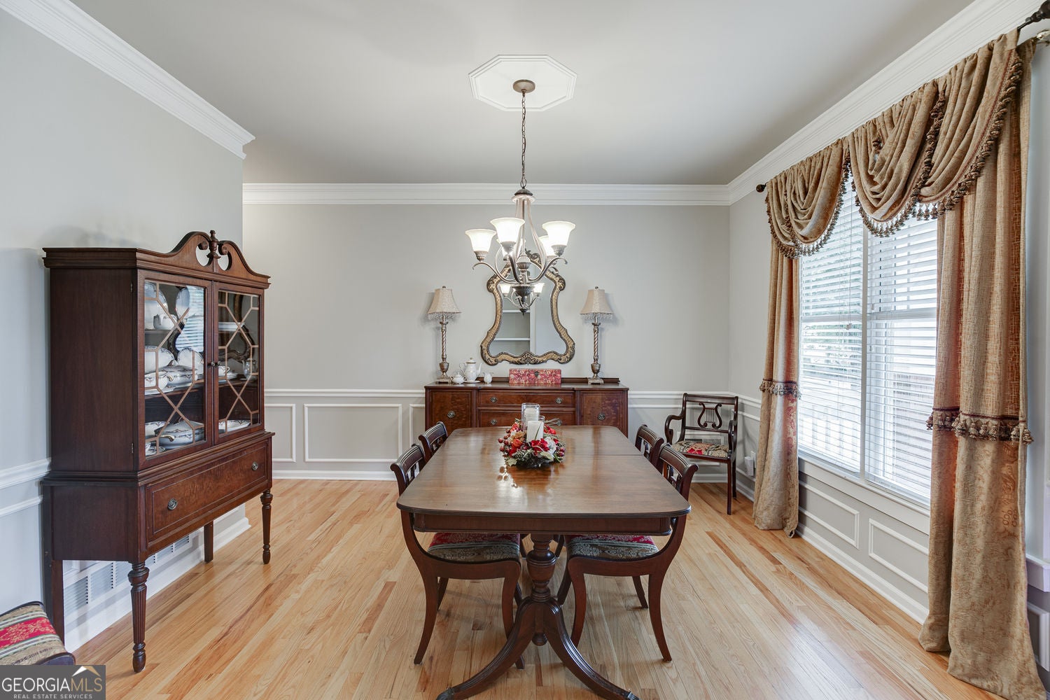 5843 Peacock LN