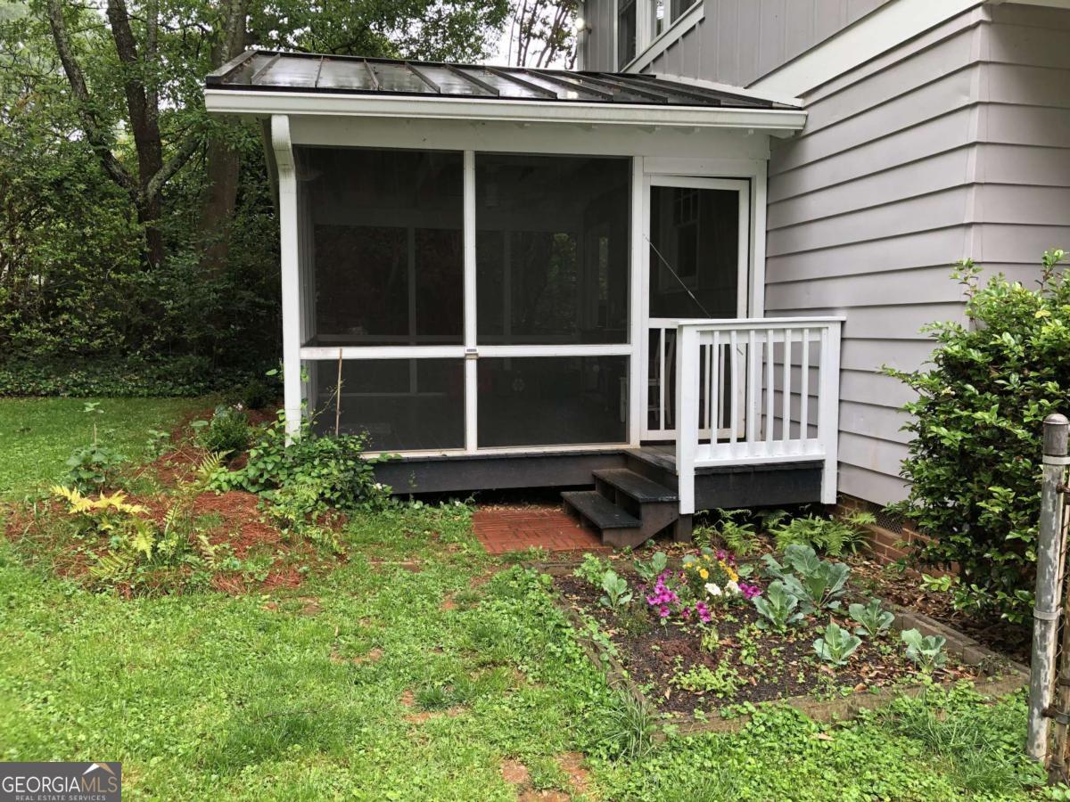 211 Greenwood CIR