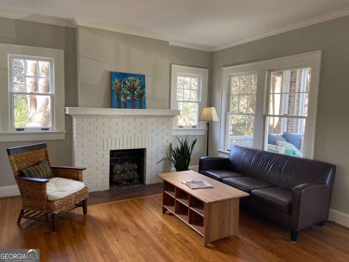 211 Greenwood CIR