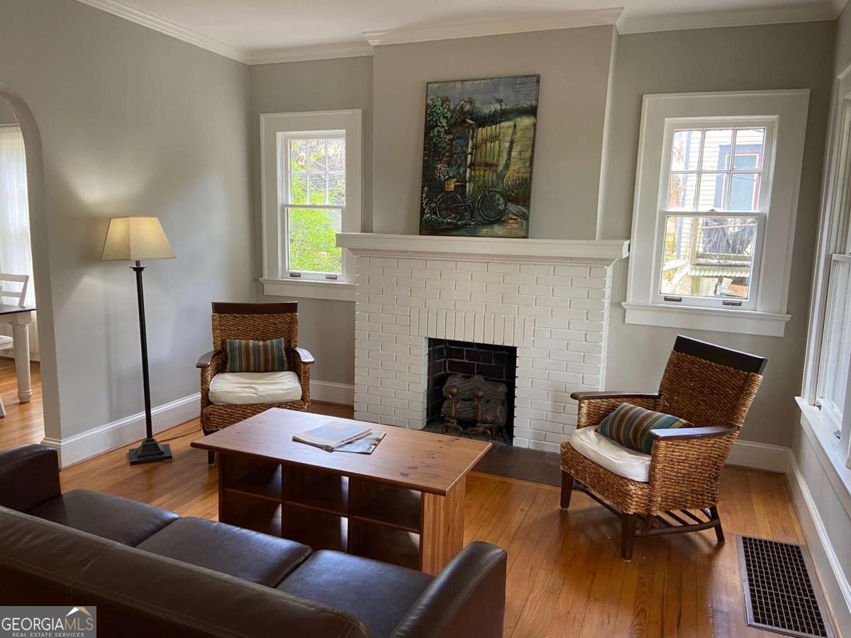 211 Greenwood CIR