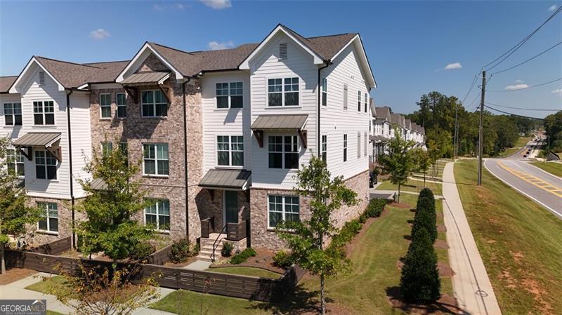 Modern end-unit townhouse in Harvest Park community located just 1 mile from the Suwanee Town Center. 4 beds , 3.5 bath with upgraded finishes that include custom built closet system, and hardwood floors among others. Top rated schools in North Gwinnett district . This property is the ideal blend of style, location and convenience , schedule your showing today.