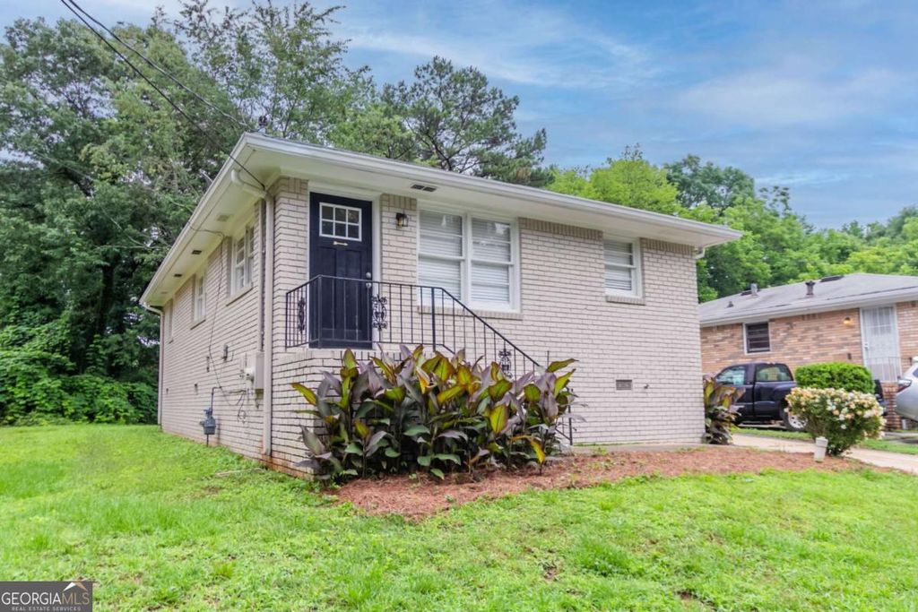 Photo of 933 Capitol View Avenue NW, Atlanta, GA 30318 (MLS # 10709460)