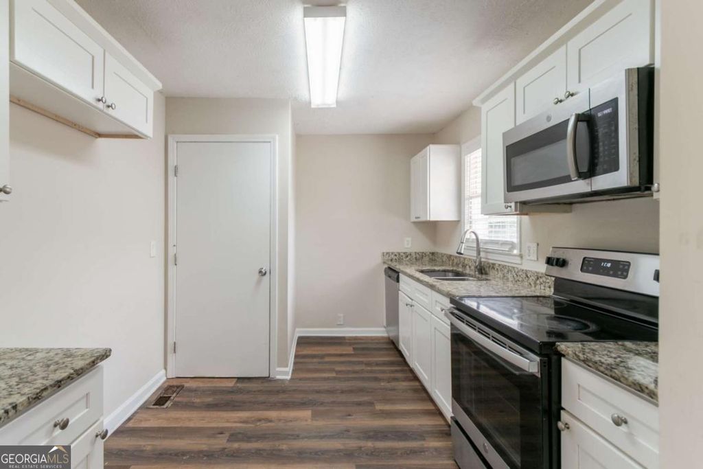 Photo of 933 Capitol View Avenue NW, Atlanta, GA 30318 (MLS # 10709460)