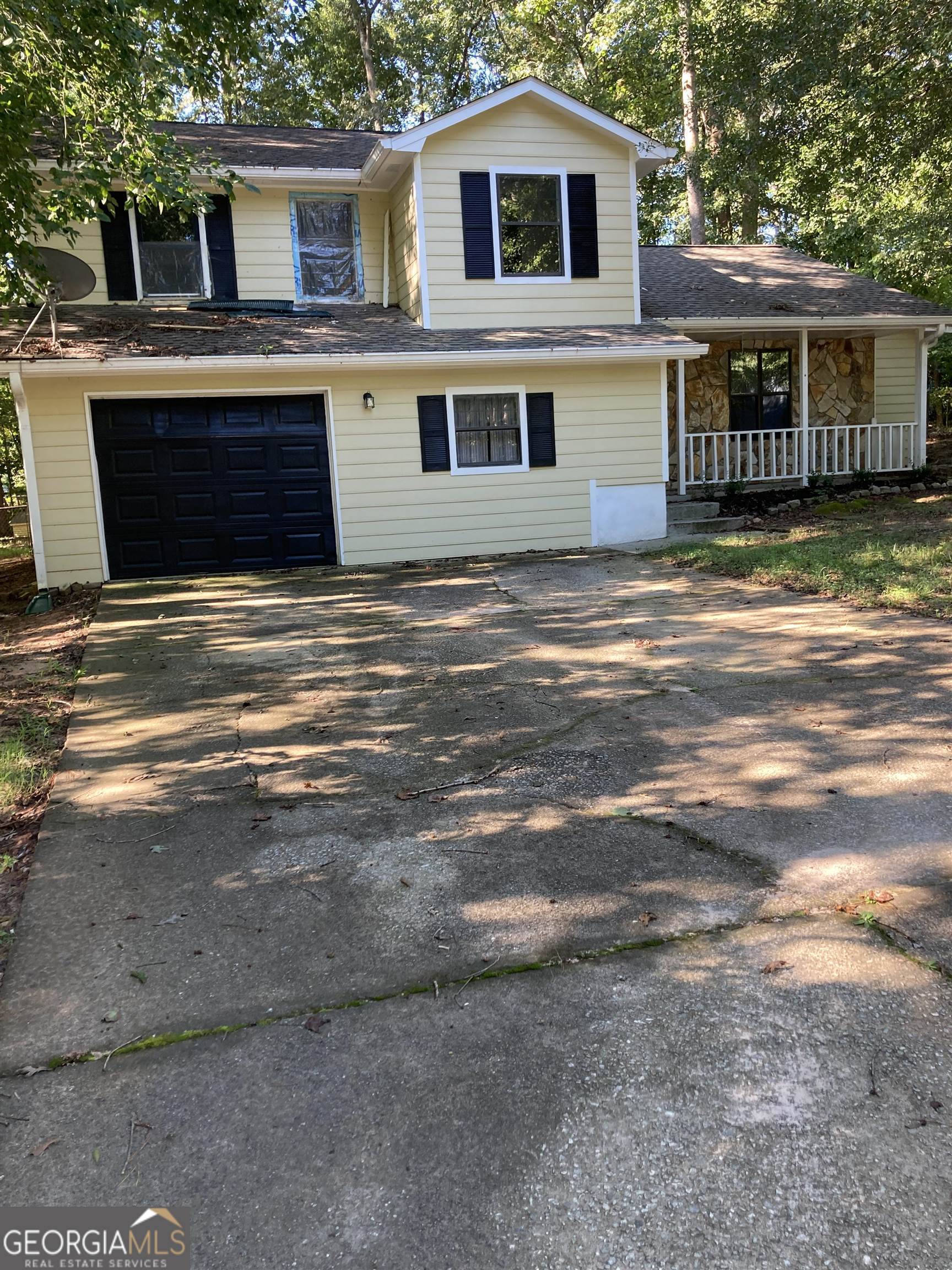 Great opportunity for "doing it your way" on a great corner lot in Hidden Hollow subdivision. House is ready to bring your vision to life.
