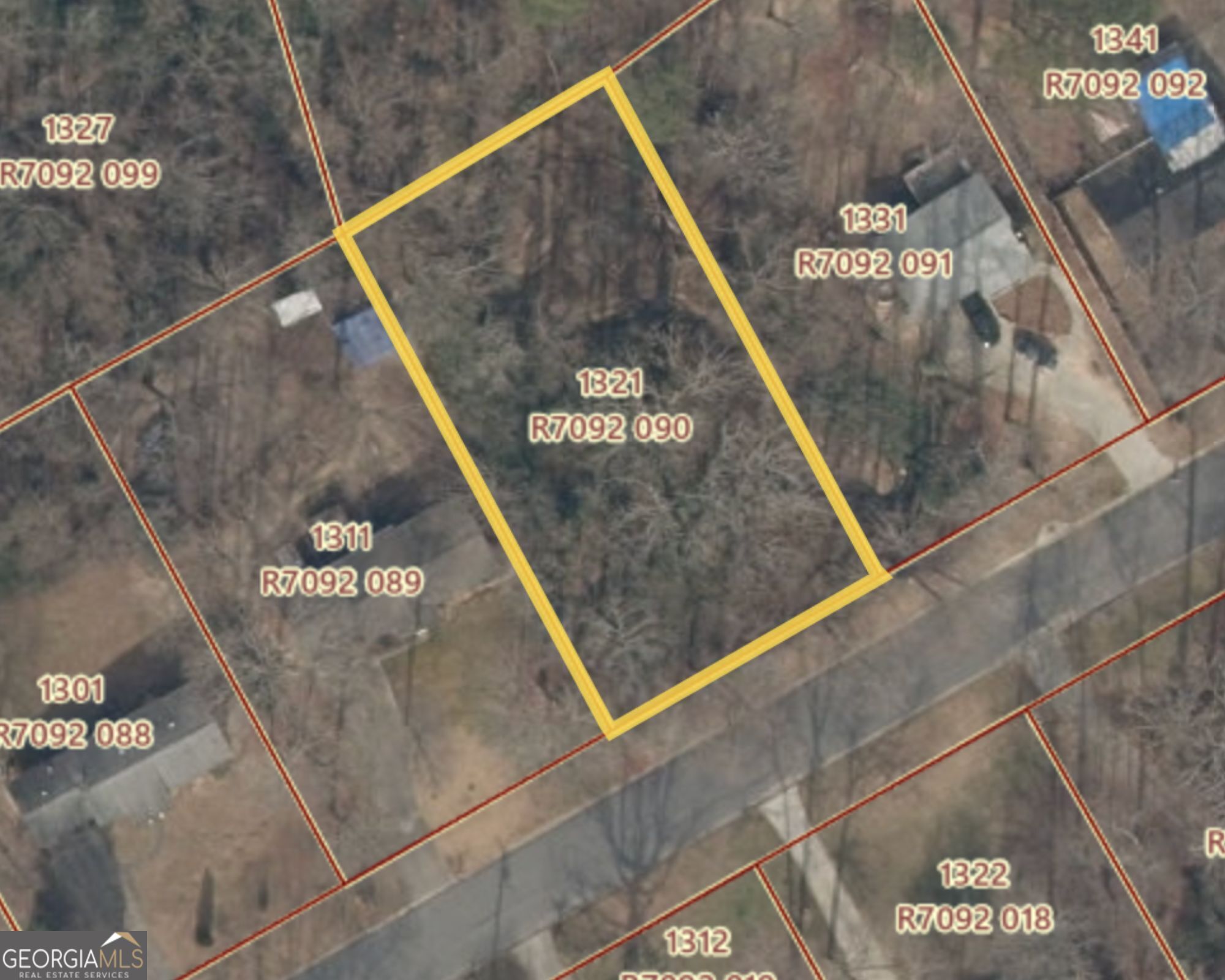 Residential lot on a stablished community , close to mall of Georgia, and I185.