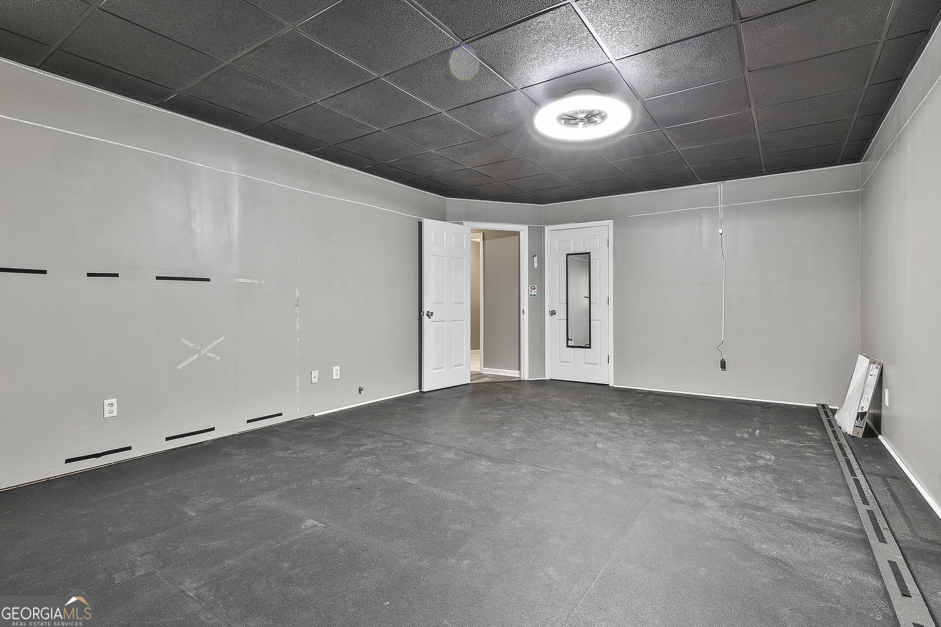 Newnan, Georgia 30265, United States, 5 Bedrooms Bedrooms, ,3 BathroomsBathrooms,Residential,Active,96973