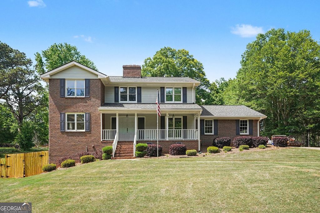 Photo of 2080 Castle Lake Drive, Tyrone, GA 30290 (MLS # 10739379)