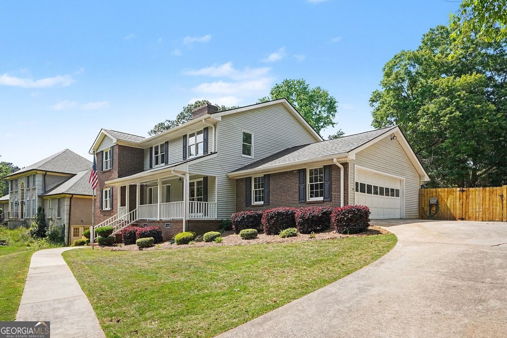 Photo of 2080 Castle Lake Drive, Tyrone, GA 30290 (MLS # 10739379)