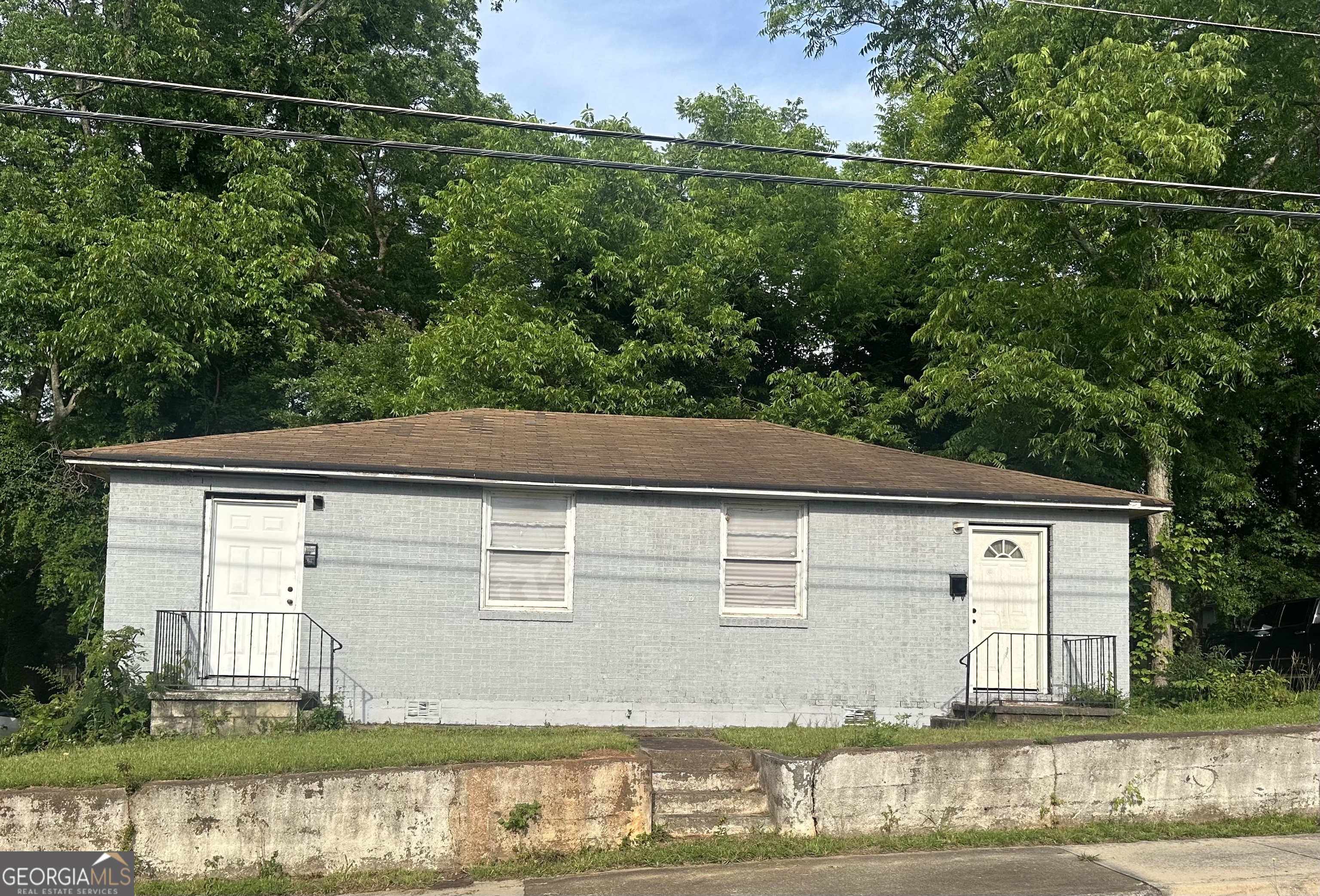 Investment Opportunity in Jefferson Park! Savvy investors!! Don't miss this rare corner lot in the heart of the highly desirable Jefferson Park community! This unique property features TWO buildings, including a duplex ready for renovation and a main building with an exterior renovation completed in 2019. With both commercial and residential potential, this is your chance to build, grow, or expand your real estate portfolio with multiple income-producing units. Prime location, flexible zoning, and endless upside-schedule your showing today!