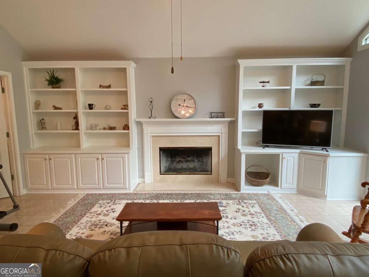 8048 Beachwood DR