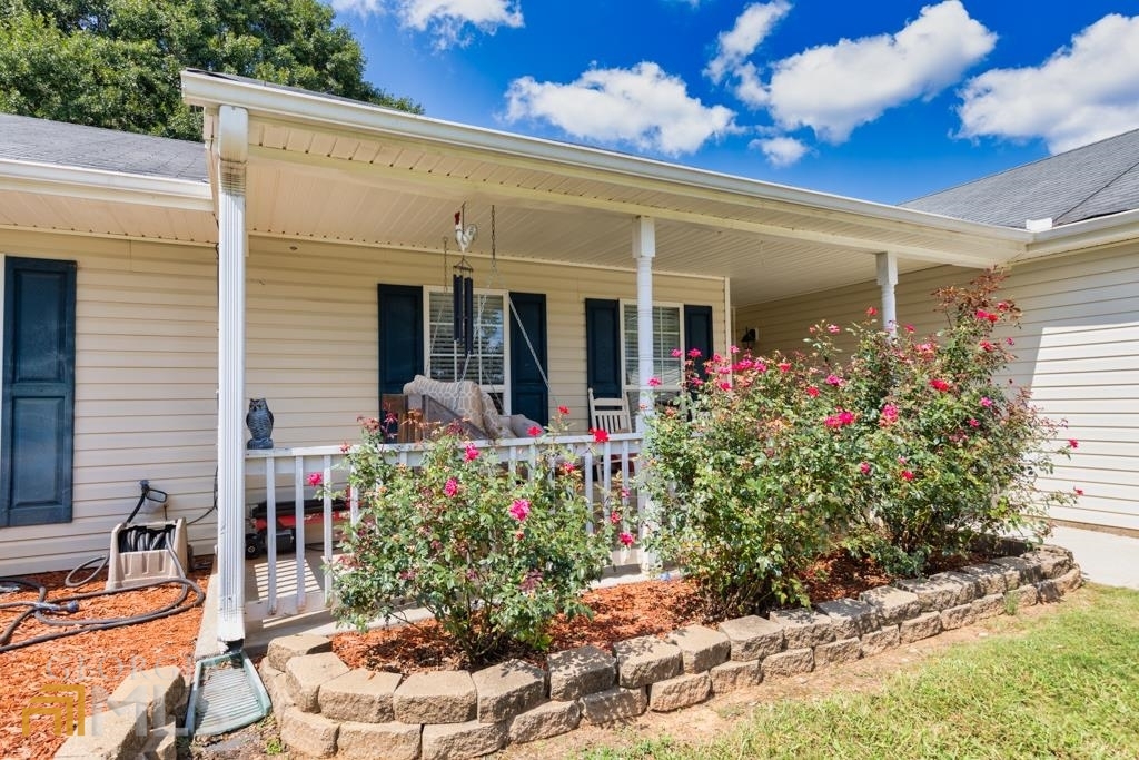 Apalachee school district under 300K!! 3 bed/ 2 bath home with mature landscaping, fenced back yard, rocking chair front porch, garage and upgraded flooring. Master suite offers trey ceilings, walk in closet and large bathroom with soaking tub. Fireplace in the family room, large shade trees in the fenced back yard along with firepit to enjoy your outdoor living space year round. Great location, close to all that Bethlehem has to offer.