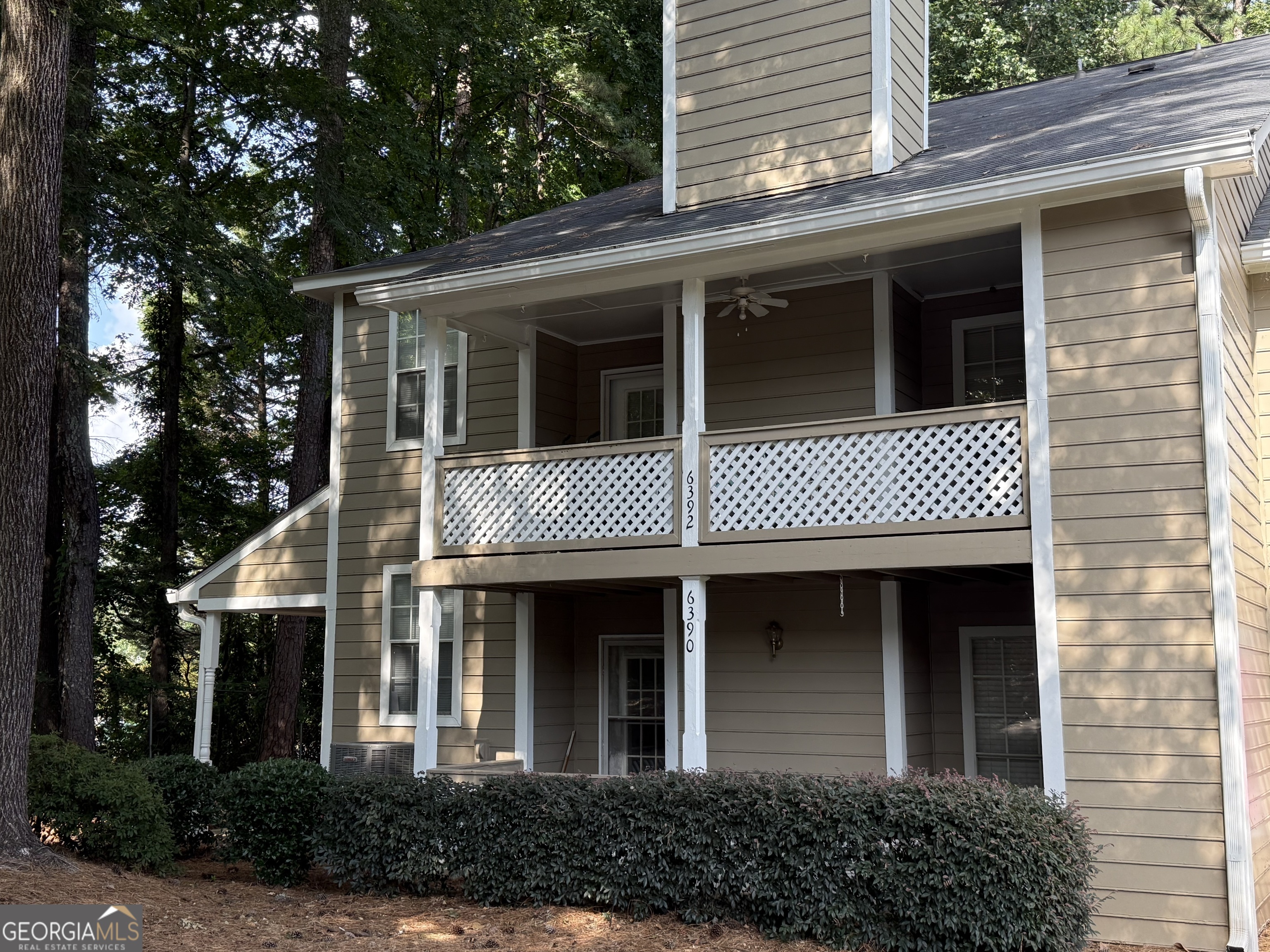 Spacious 2-bedroom, 2-bath condo in a sought-after swim community in Morrow, GA. This property needs TLC, but it has incredible potential and a promising ARV. It is Conveniently located near shopping and dining offering both accessibility and future value.