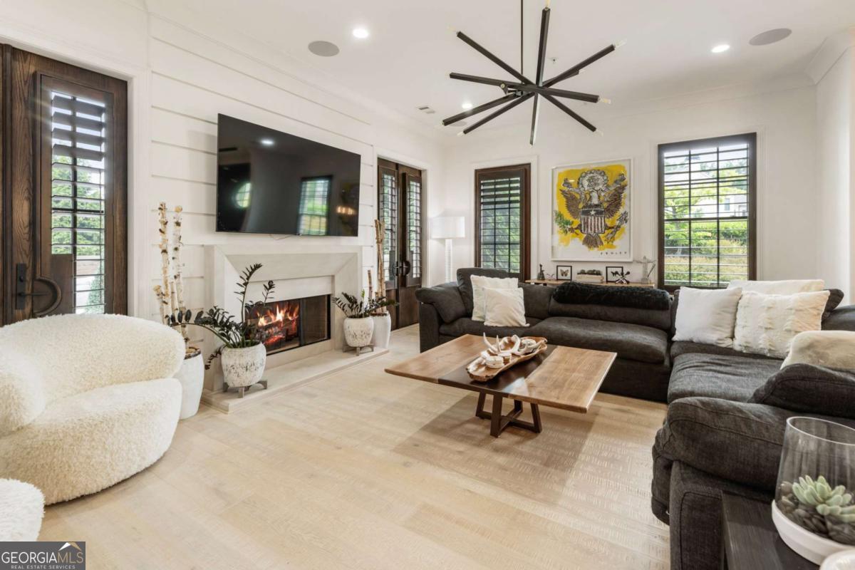 132 Grand CRES