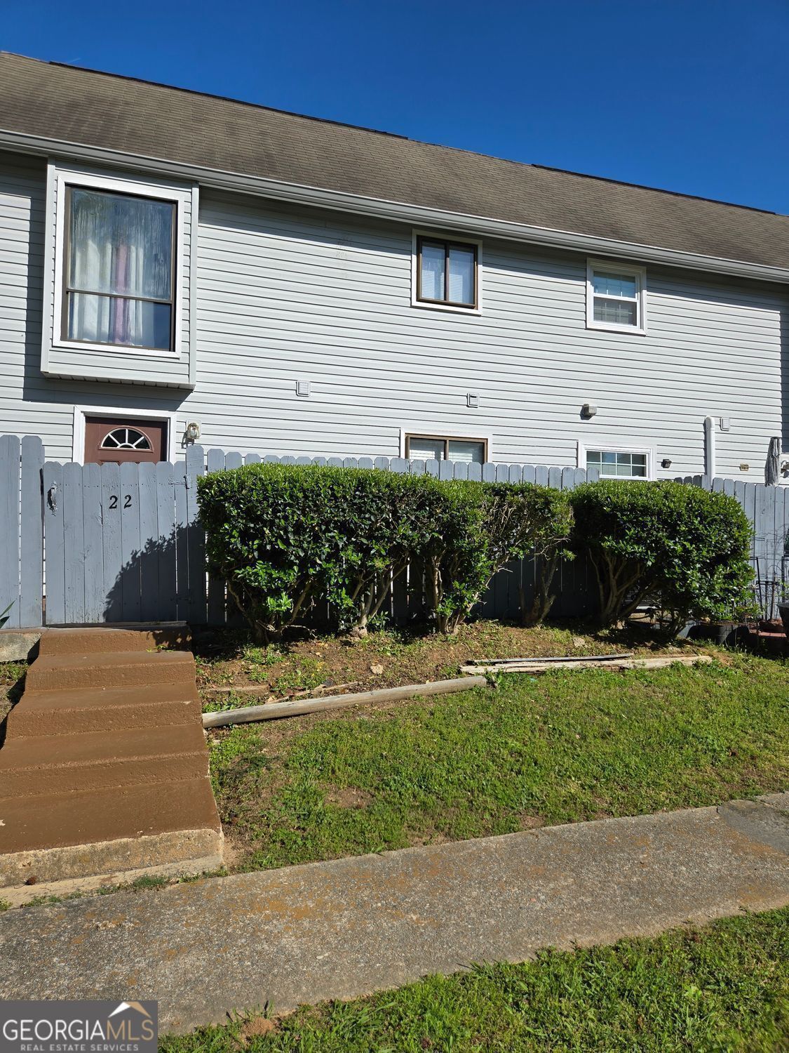 WELCOME FIRST TIME BUYER AND INVESTOR. THIS CONDOMINIUM LOCATED IN A QUIET NEIGHBORHOOD. THE HOME FEATURES 3BR 2 1/2 BA WITH HARDWOOD FLOOR THROUGHOUT THE HOME, DINING AREA OVERLOOKING THE FAMILY ROOM. A MUST SEE!!.