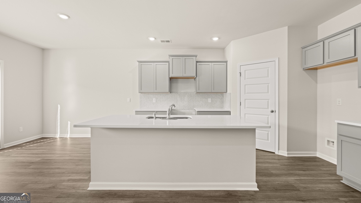 663 Whitman LN