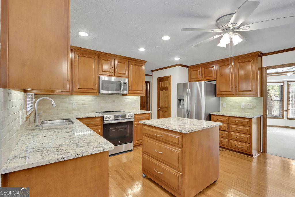 921 Cedar TRCE SW