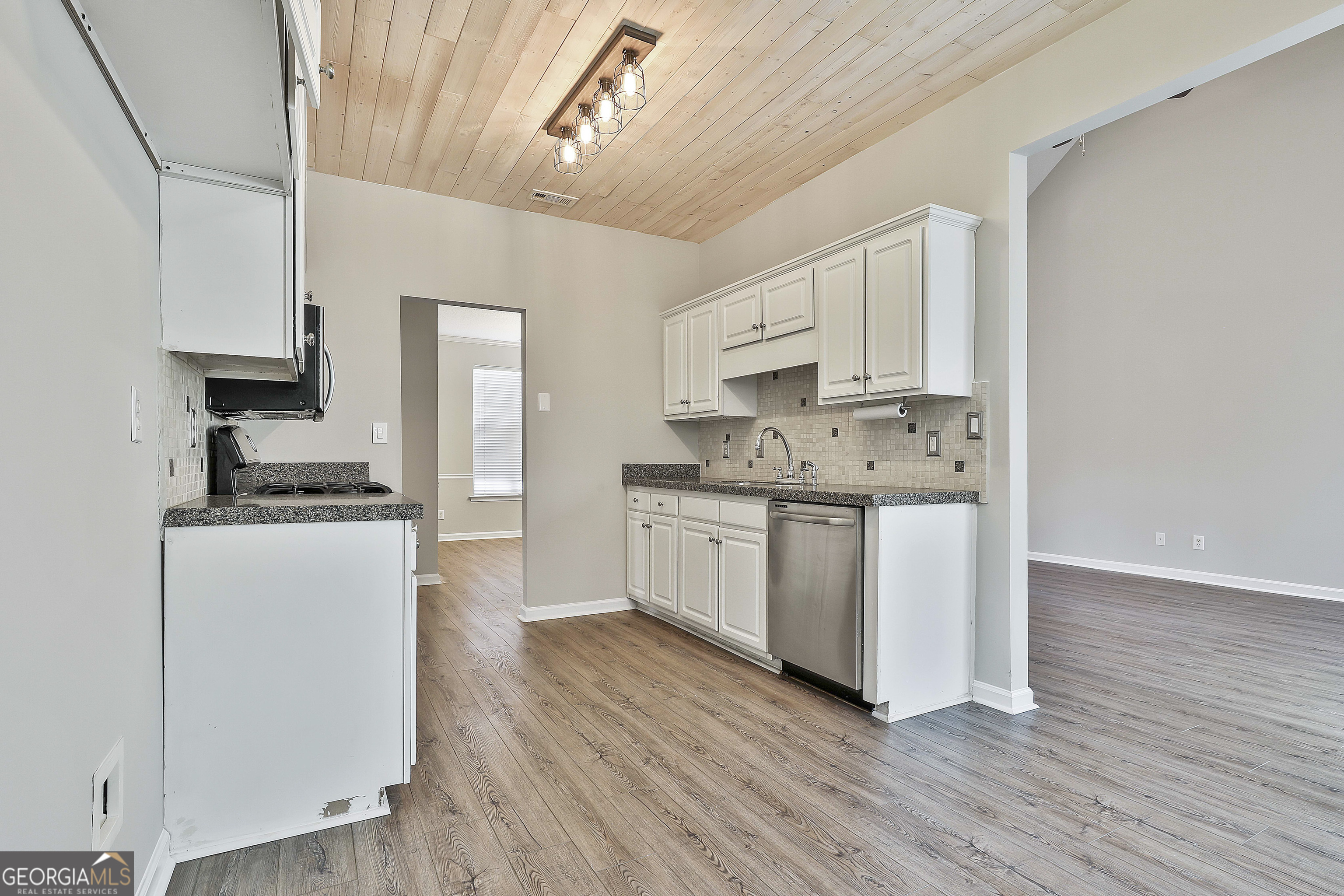 Newnan, Georgia 30265, United States, 4 Bedrooms Bedrooms, ,3 BathroomsBathrooms,Residential,Active,16982