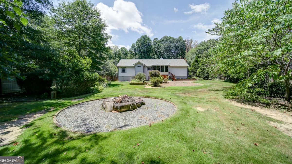 3505 Lakeside LN