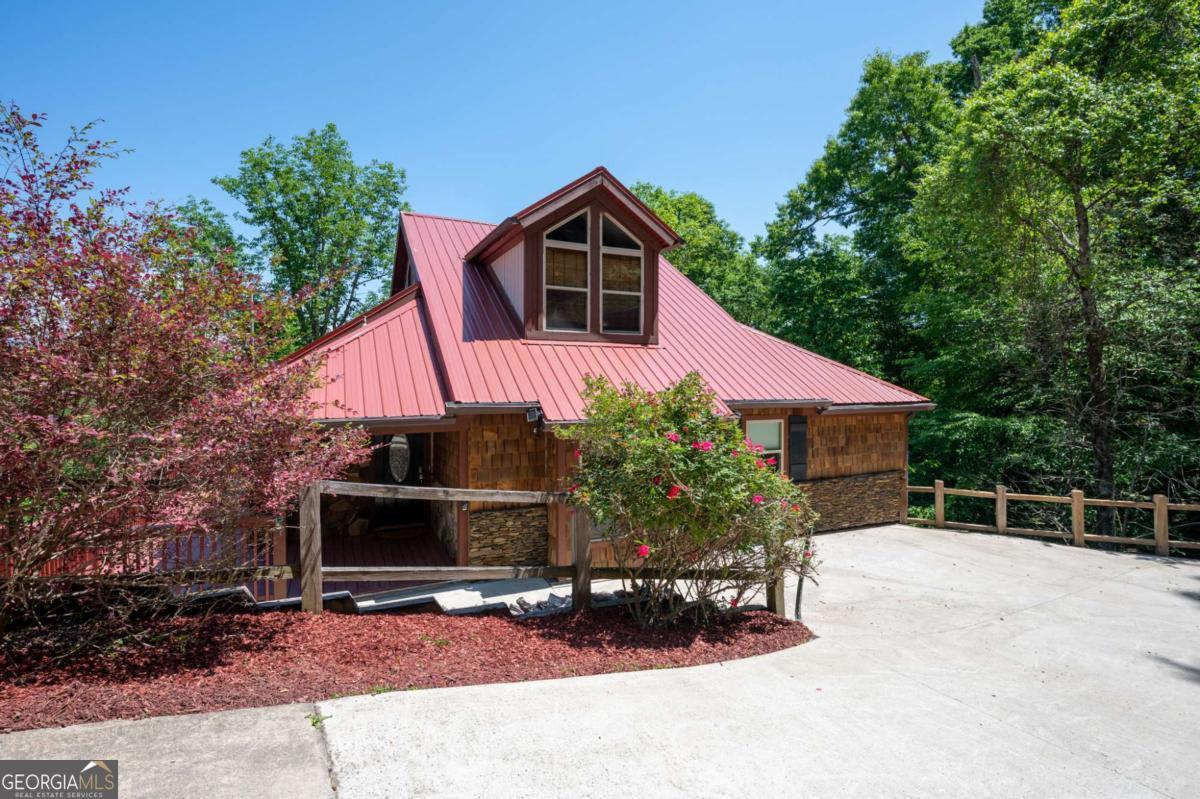 561 Summit LN