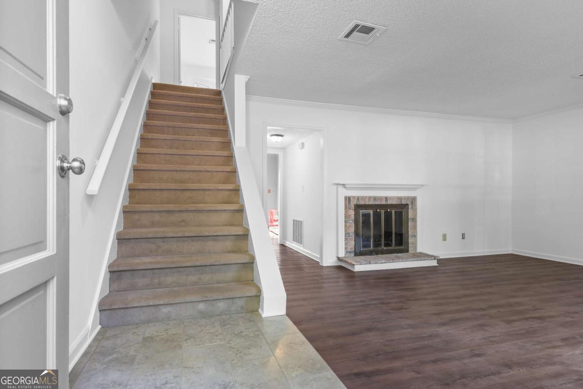 2501 Northlake CT NE