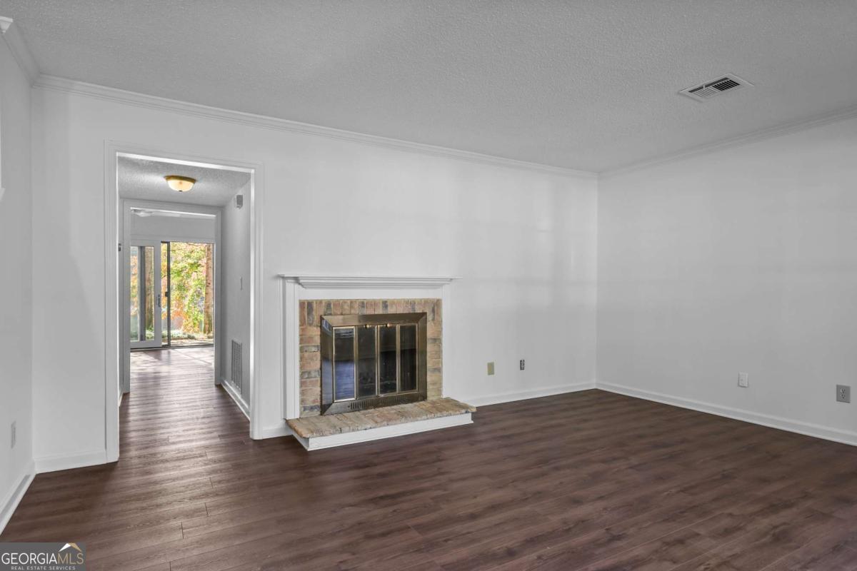 2501 Northlake CT NE