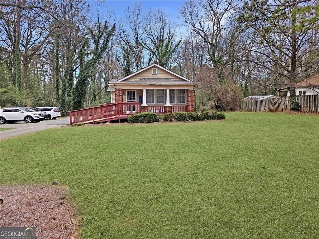 Great office space for lease on nice land.
