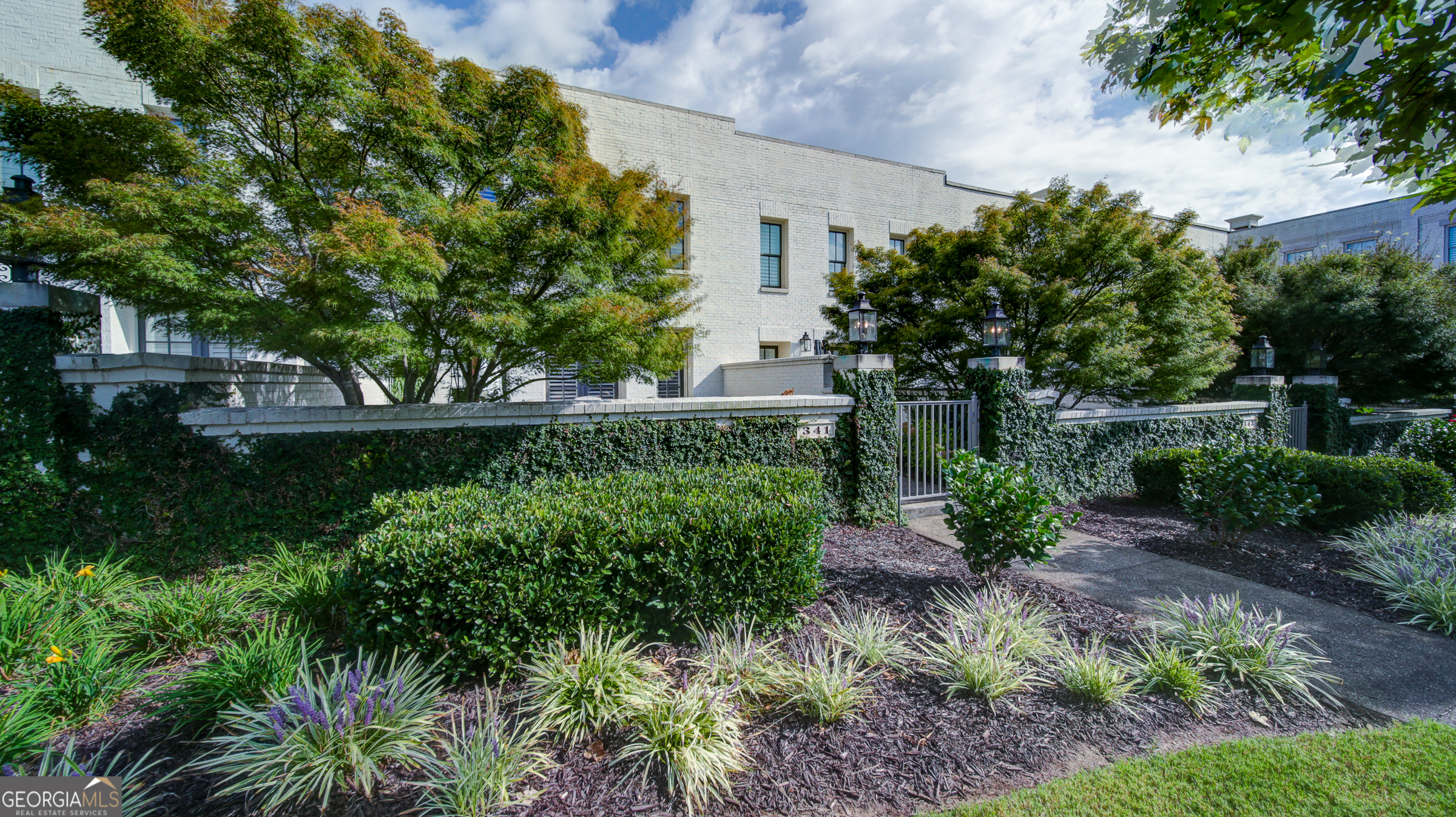 341 S Esplanade
