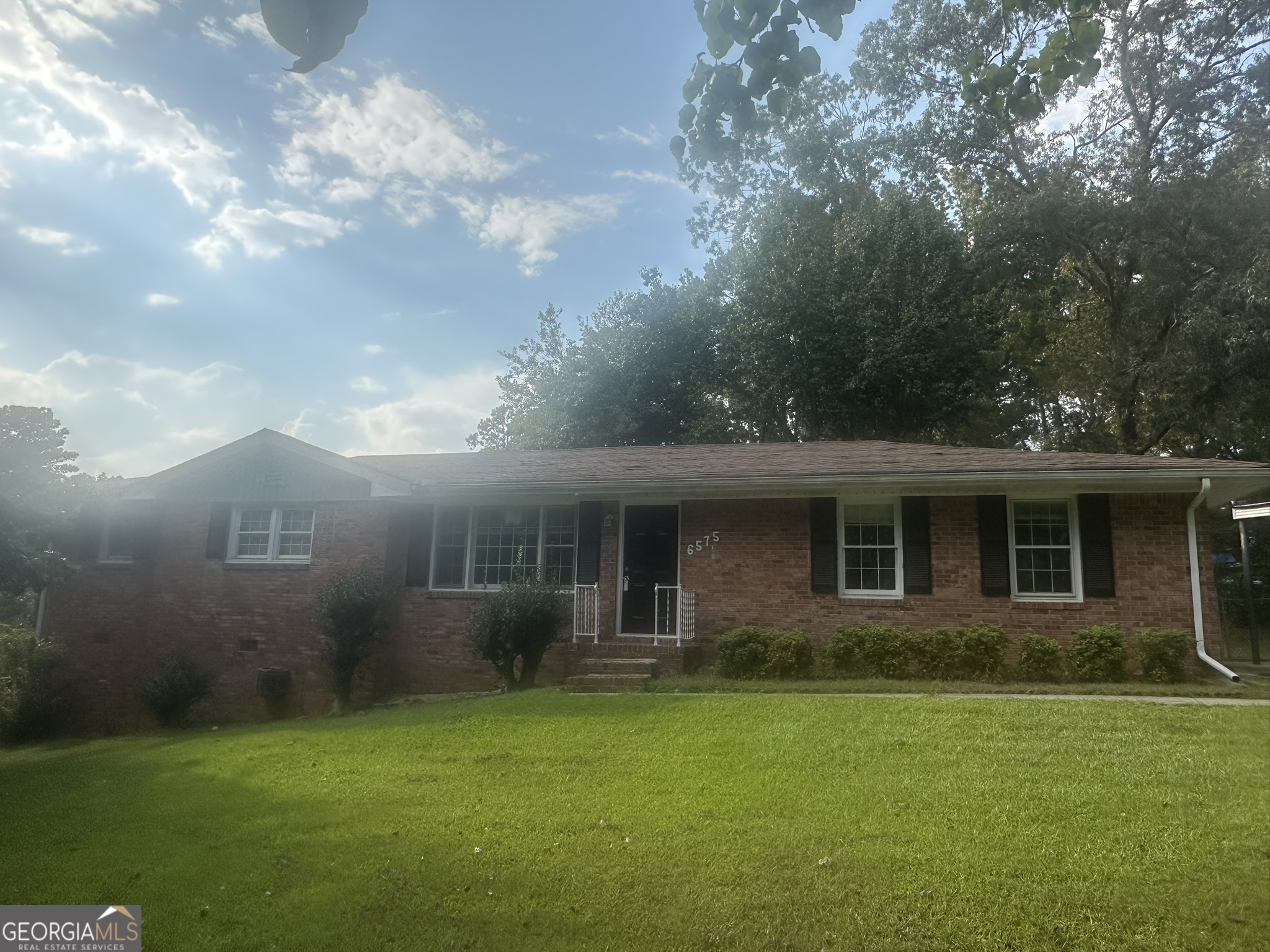 Discover your dream home with this beautifully maintained 3-bedroom, 1.5-bathroom house! Offering a perfect blend of comfort, space, and convenience. Nestled in a quiet neighborhood yet close to shopping, dining, parks, this home offers the perfect balance of tranquility and accessibility. Don't miss out on the opportunity to make this house your new place to live and thrive