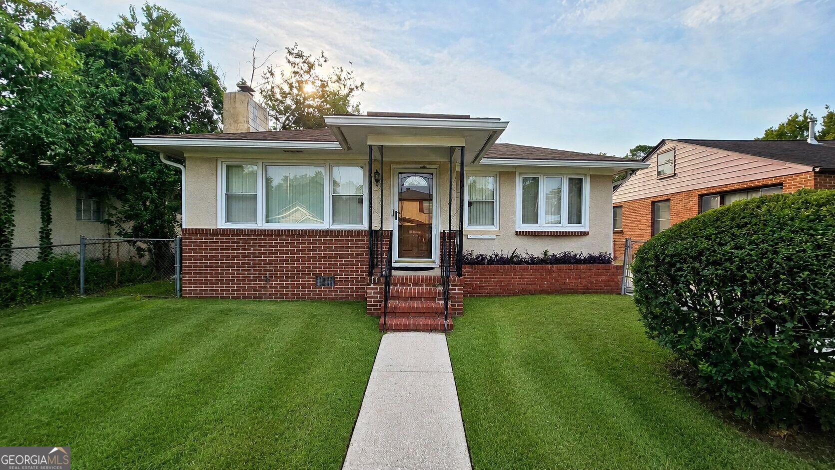 916 Carver ST