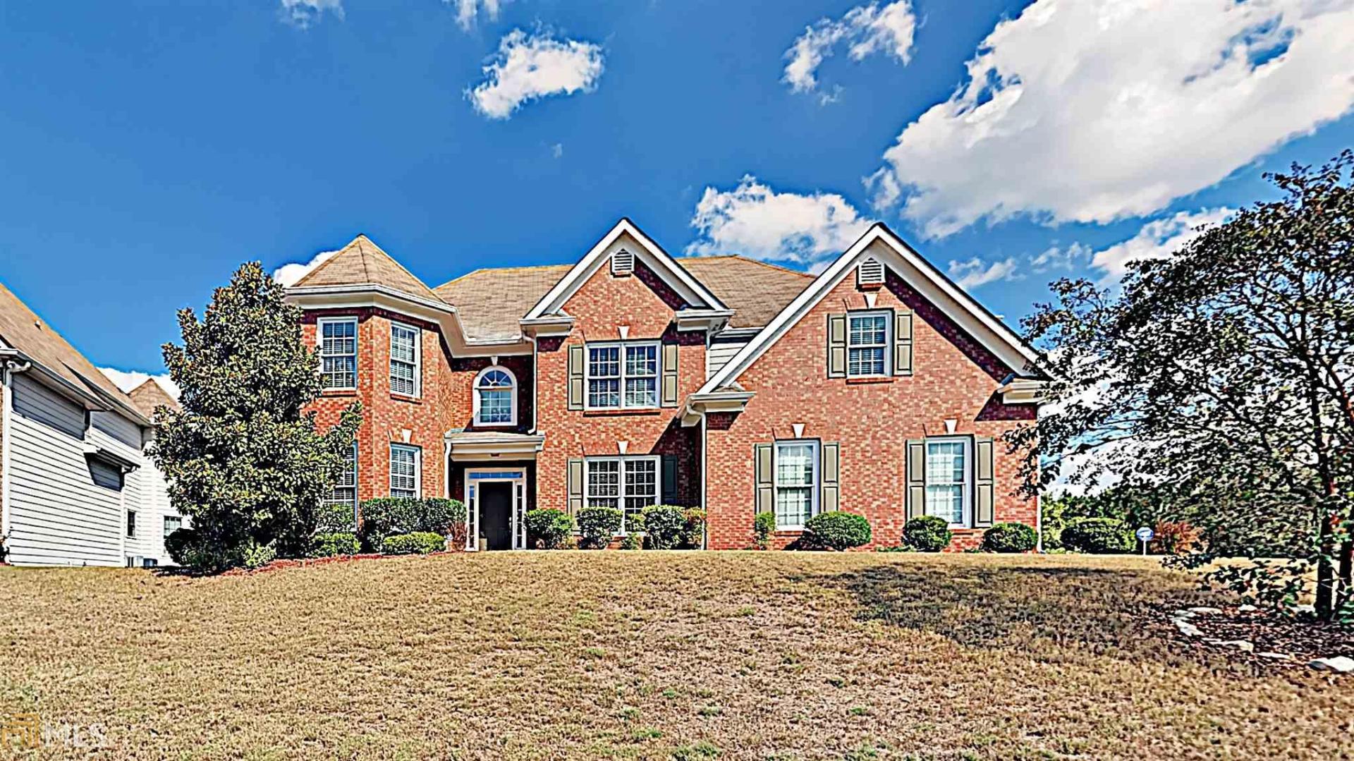 Wonderful 2-story home in Great River with fresh paint and new carpet! The spacious living area features an elegant fireplace and plenty of natural light. Separate living area upon entry. The spacious kitchen features plenty of cabinet space and a center island. Separate formal dining area. Upstairs master ensuite is HUGE and features dual walk-in closets, and a separate shower and tub. Close to shopping, dining, and entertainment. Come tour today!