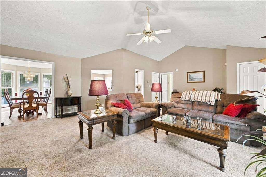 15 Yellowstone DR