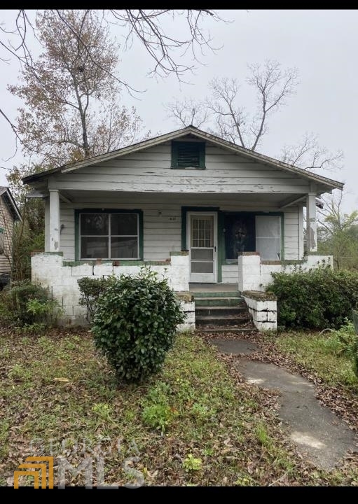 Just hitting the market, property for sale at 612 2nd Ave, Valdosta, GA, USA. Property is located less than two minutes away from Valdosta university. Property needs some TLC however it was recently occupied six months ago and has a new water heather. You do not want to miss this opportunity it will go fast