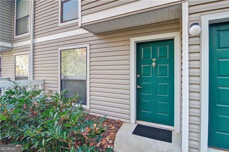 Stepless entry, open plan, kitchen with stainless steel appliances, Upgraded granite counter top, tile backsplash, large great room with gas log fireplace and bookshelves, access to covered side porch, large master bedroom with walk in closet and a second closet, brand new carpet thought out, laundry room, easy access to I-75, close by new Kroger, restaurants, and shopping. Unit is in like new condition, FLOOR PLAN is in pictures.