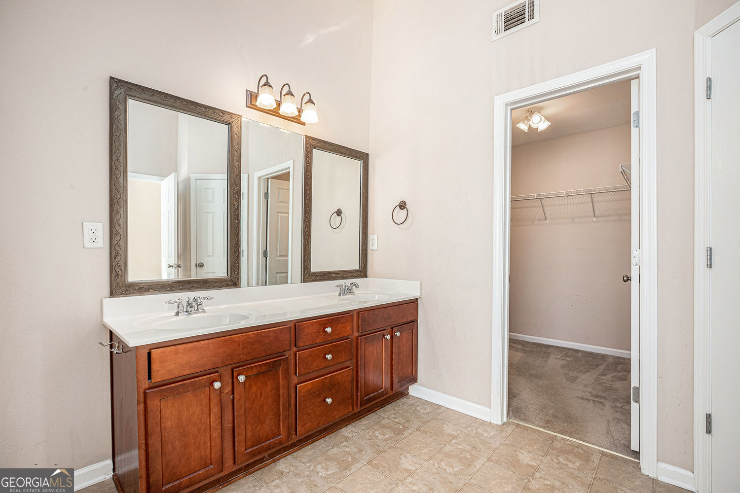 OLDE PEACHTREE TOWNHOMES - Residential