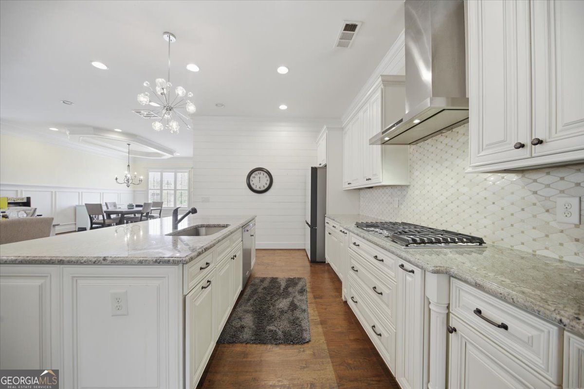 5869 Chickasaw LN