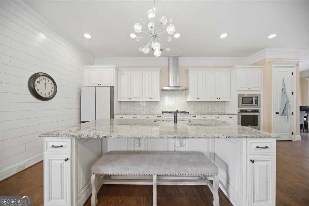 5869 Chickasaw LN