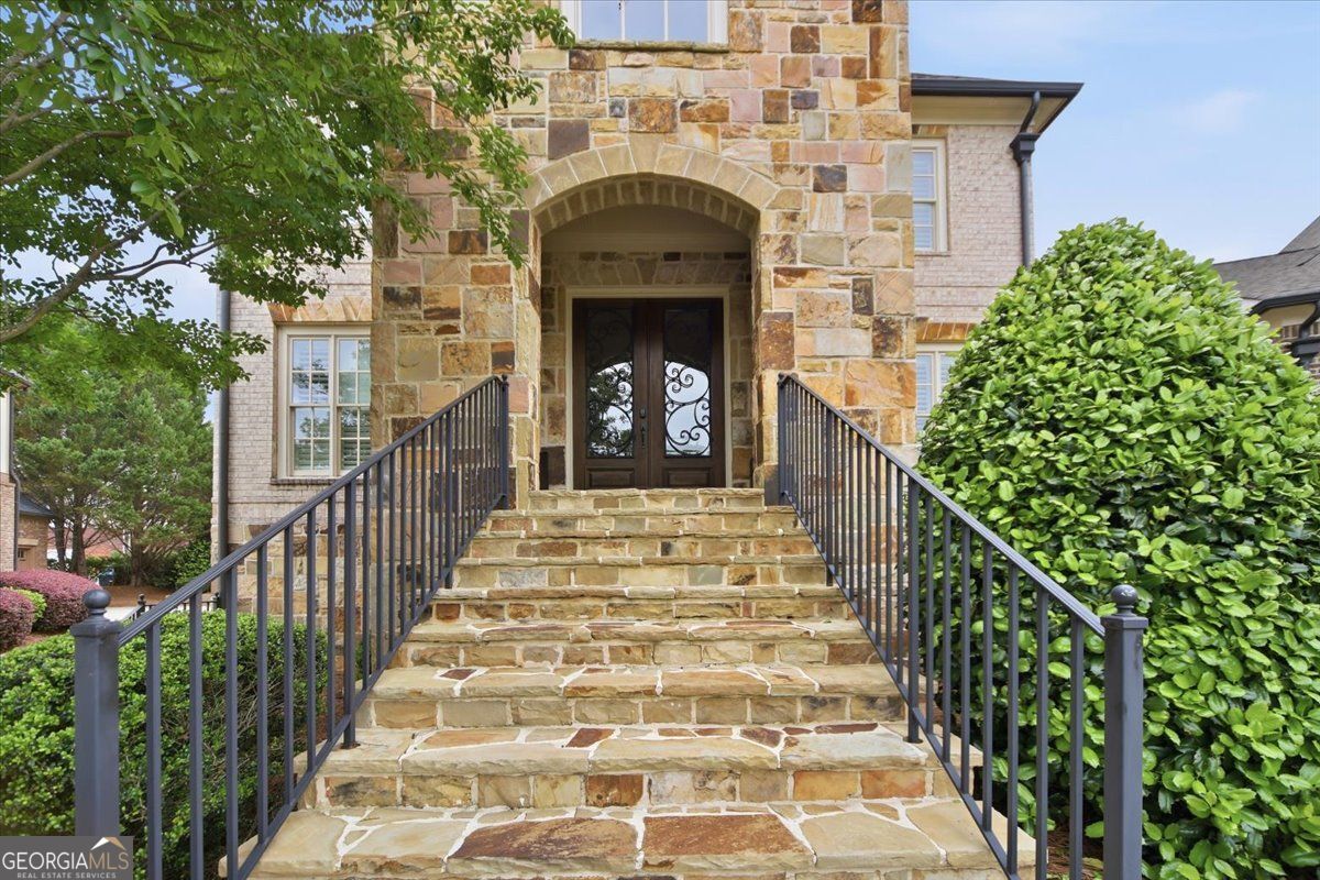 5869 Chickasaw LN