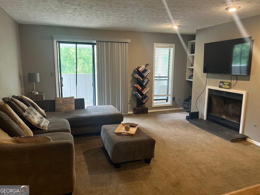 This charming 1 bedroom, 1-bathroom condominium is located in the heart of Marietta.  This bright and open unit features a spacious living area with plenty of natural light, and a comfortable bedroom with ample closet space.  Residents also have access to the pool and tennis courts.  Conveniently located near shopping, restaurants and fitness center.