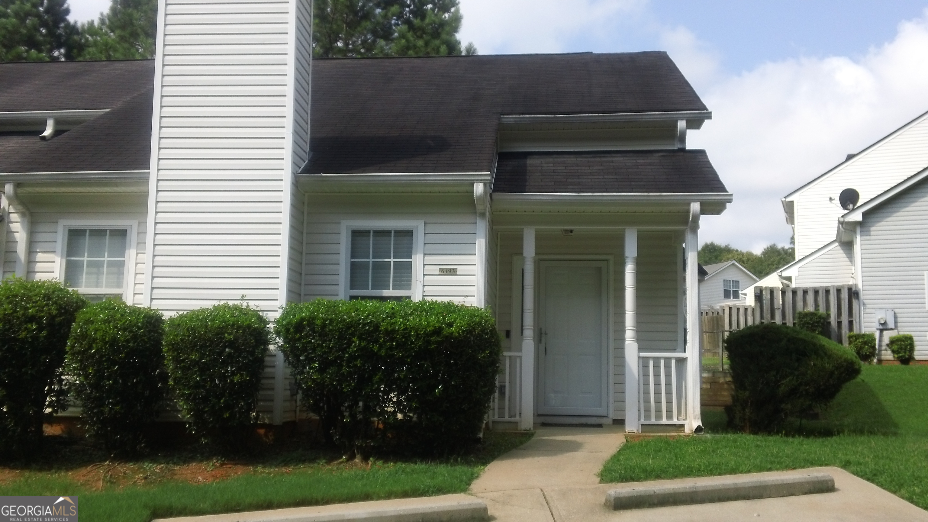 This 2 bedroom 2 bath room-mate style townhome features all appliances including washer and dryer, newer flooring, walk-in closets, plenty of storage closets, separate dining area. Walking distance to bus stop; end unit with easy access to backyard. Must see to appreciate.