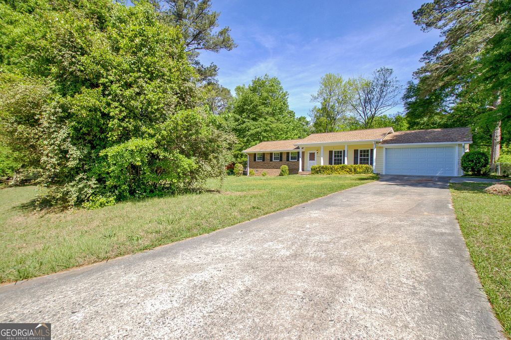 Photo of 335 Kelly Dr, Fayetteville, GA 30214 (MLS # 10736556)