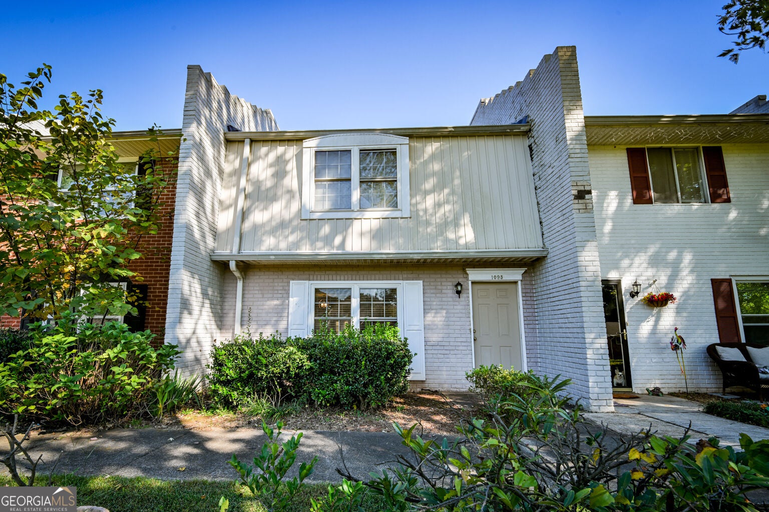 1095 Eastview CIR NE