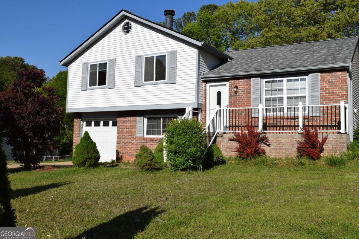This beautifully updated 3-bedroom, 2-bath split level offers a functional and inviting layout in a prime location near HWY 75 and 575, East Cobb, Historic Downtown Marietta and Woodstock, KSU, and top-rated schools with no HOA. The open floor plan features a modern kitchen with granite countertops. A level, fenced-in backyard provides a private outdoor retreat, ideal for play, or relaxation. Don't miss out on this one!