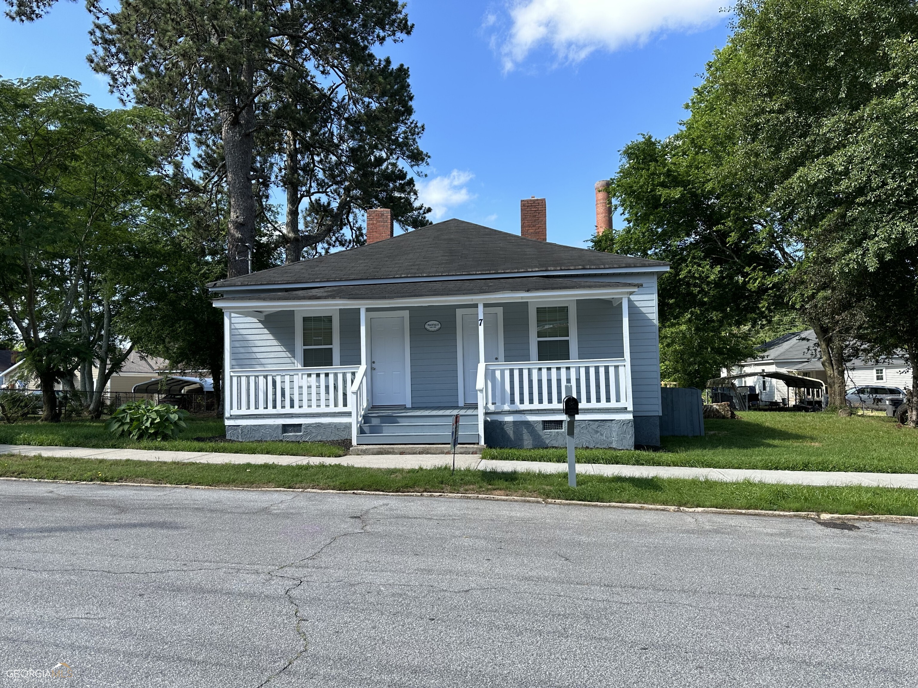 Cozy Ranch with 2 bedrooms and 1 full bath that has been recently renovated. Great location. Convenient for shopping, dining, and local special events such as concerts in the historic outdoor gymnasium. Near Yellow River Park, which features a frisbee disc golf course, kayak launch, open play area, picnic tables and more. Just 5 minutes to I-20 and Covington Square.