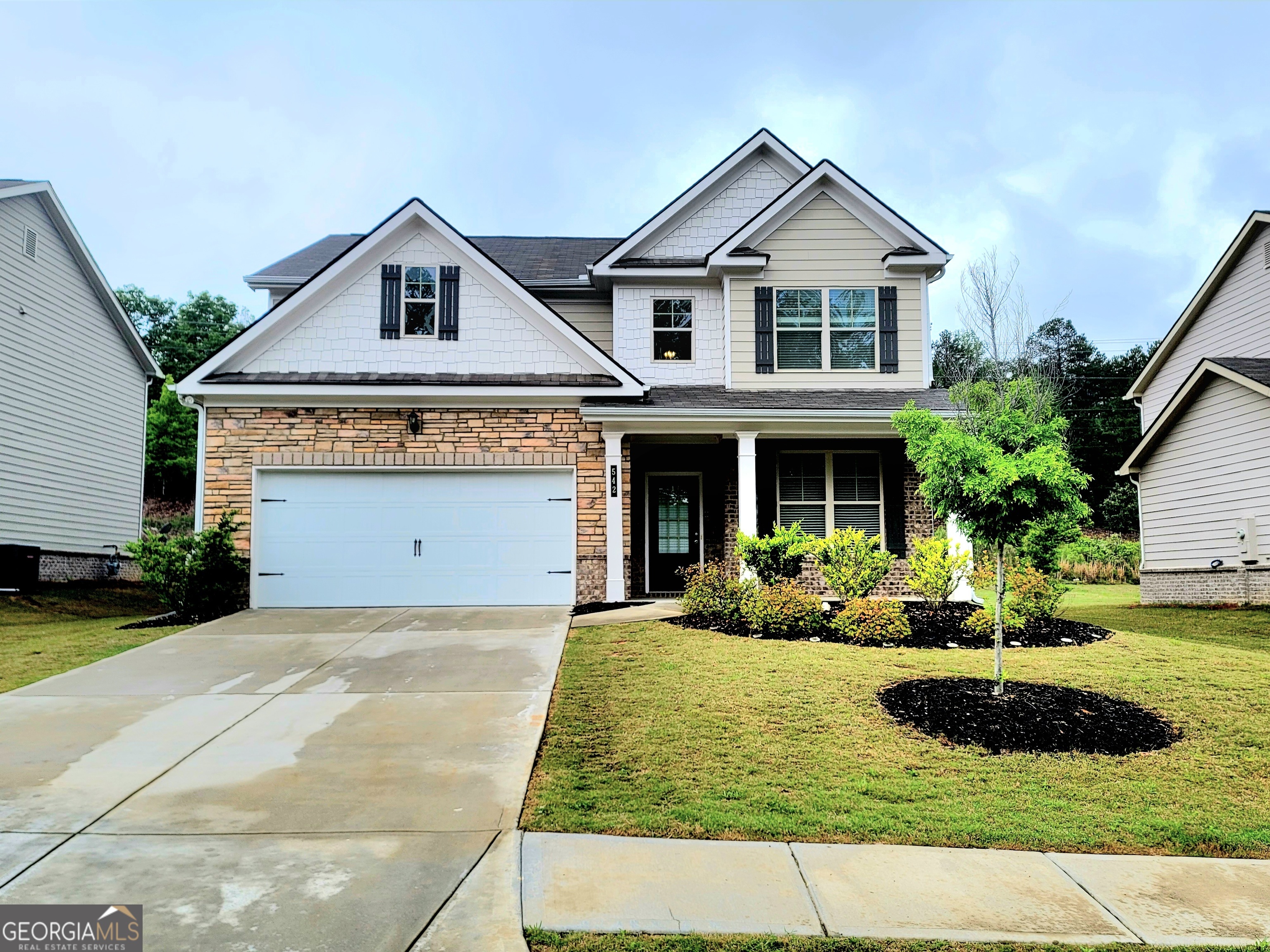 Ready to move! This beautiful home with 4 bed 2.5 bath. Wood floor throughout on the main and open concept where the kitchen overlooks the family room. Grayish kitchen cabinets w/Granite Counters, SS appliances, center island with bar stool seating. The dining room is separated from the other rooms. All bedrooms are on the 2nd level and blinds are installed. 2 car garages with front entry. Community offers playground, cabana and swimming pool. Minutes to grocery restaurants and shopping centers. Less than a few minutes away is a collection of scenic nature pathways in Dacula Park and several golf courses.