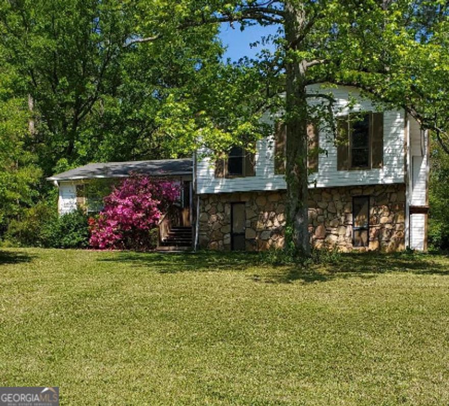 Lovely updated two-story, single family home, with 4 bedrooms and 2.5 bathrooms. It is located in the peaceful neighborhood of Horseshoe Bend.  This lovely house was completely renovated, has a new kitchen, with new cabinets, countertop, backsplash, and stainless still appliances! New flooring throughout! New carpet on the stairs, freshly painted, new vanities... new roof, new furnace, new garage doors...garage and a spacious yard.  A great location in a desirable neighborhood!     Welcome home!